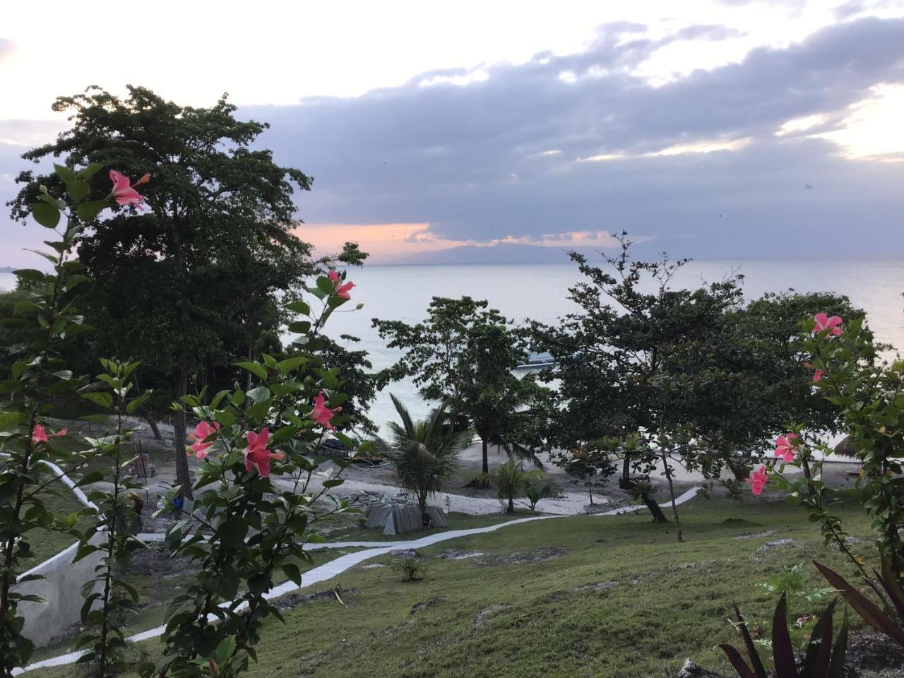Cuestas Beach Resort And Restaurant Badian Eksteriør billede
